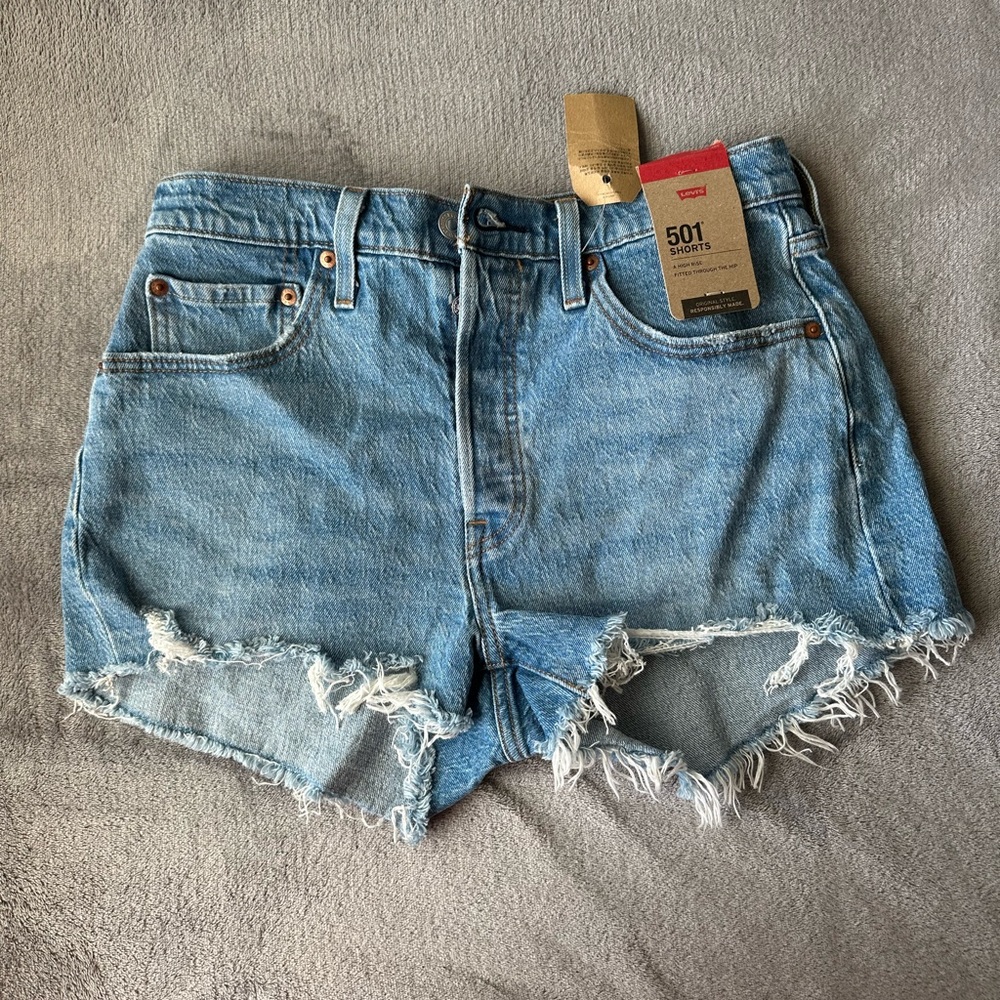NWT Levi’s 501 distressed shorts High rise Blue shorts size 28